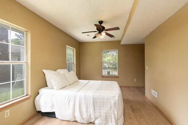 1130 S Crutcher Avenue, Springfield, MO 65804