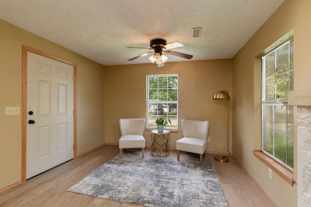 1130 S Crutcher Avenue, Springfield, MO 65804