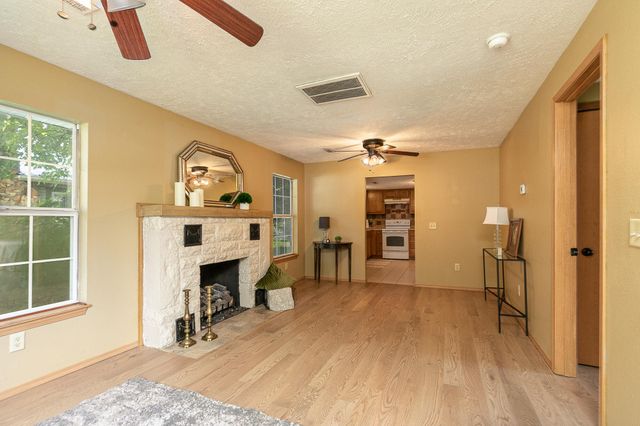 1130 S Crutcher Avenue, Springfield, MO 65804