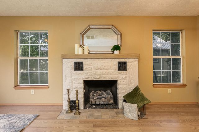1130 S Crutcher Avenue, Springfield, MO 65804