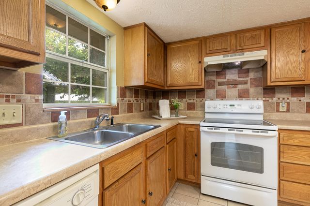 1130 S Crutcher Avenue, Springfield, MO 65804