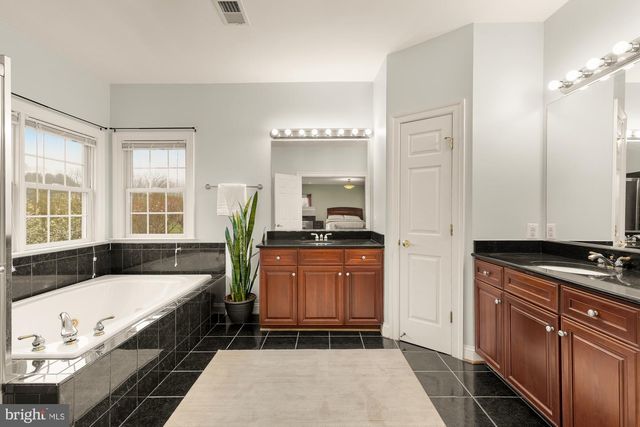 36430 HESKETT LN, Hillsboro, VA 20132