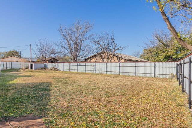 302 W 18th St, Robert Lee, TX 76945