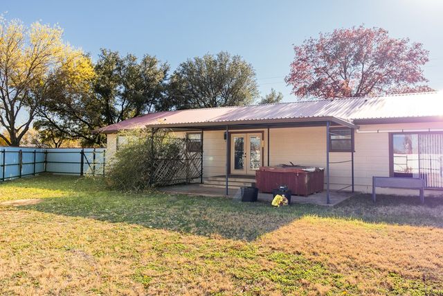 302 W 18th St, Robert Lee, TX 76945