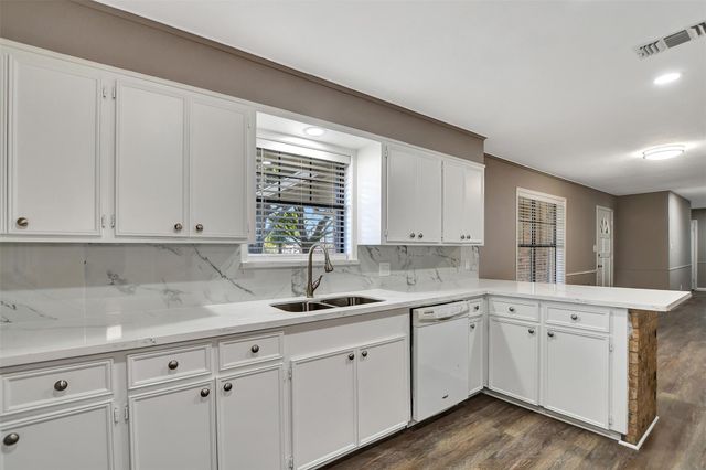 1523 E Morris Street E, Madisonville, TX 77864