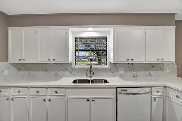 1523 E Morris Street E, Madisonville, TX 77864