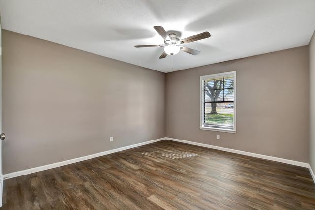 1523 E Morris Street E, Madisonville, TX 77864