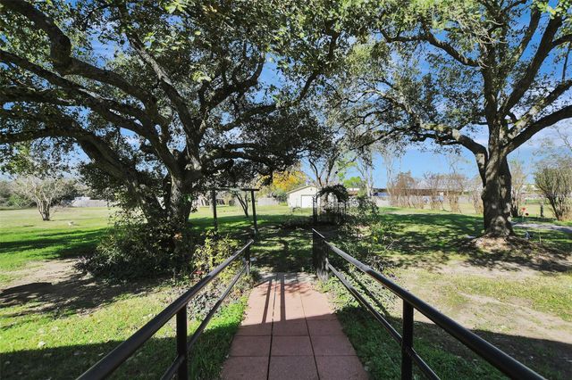 1523 E Morris Street E, Madisonville, TX 77864