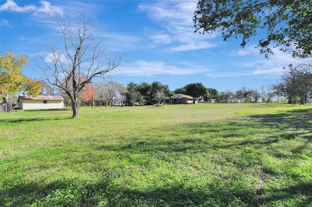 1523 E Morris Street E, Madisonville, TX 77864