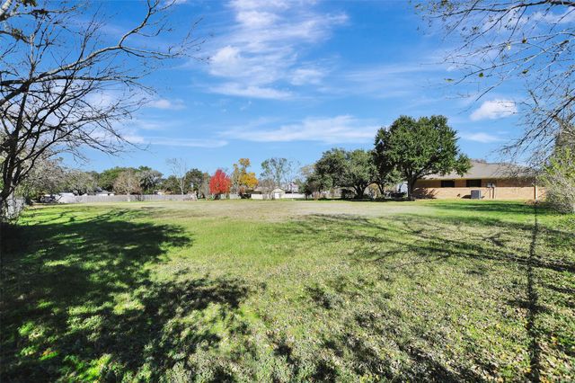 1523 E Morris Street E, Madisonville, TX 77864