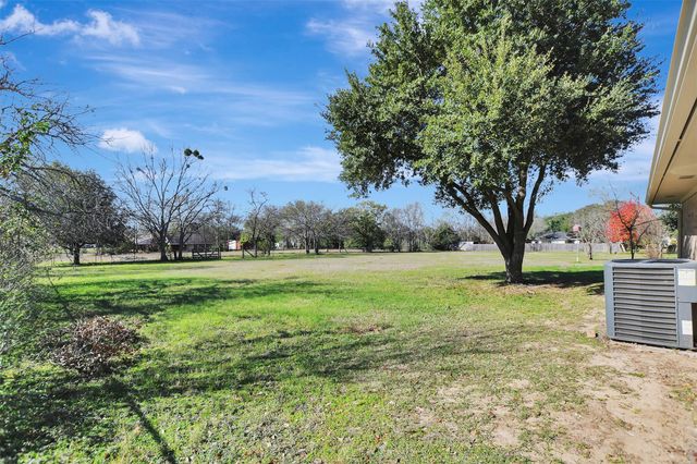 1523 E Morris Street E, Madisonville, TX 77864