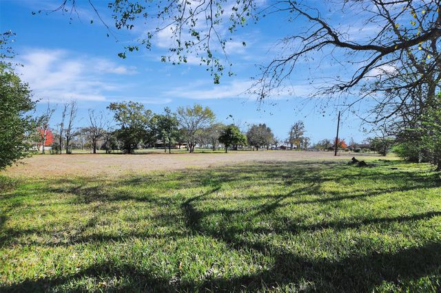 1523 E Morris Street E, Madisonville, TX 77864