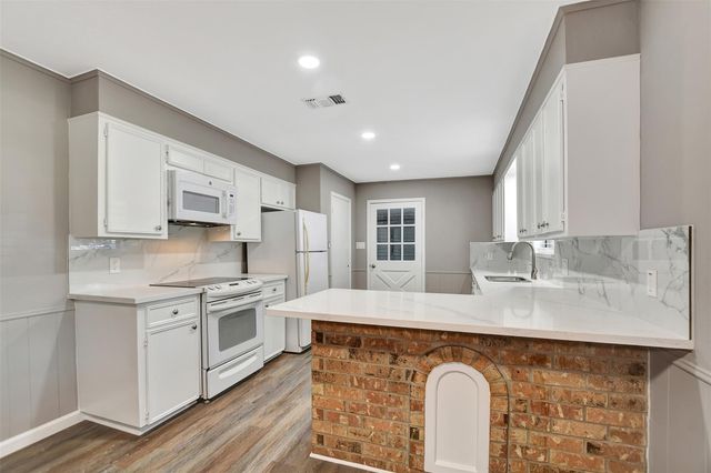 1523 E Morris Street E, Madisonville, TX 77864