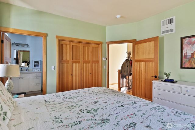 1043 Village Loop, Langley, WA 98260