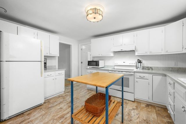24 Faunce Mountain Rd, Sandwich, MA 02563