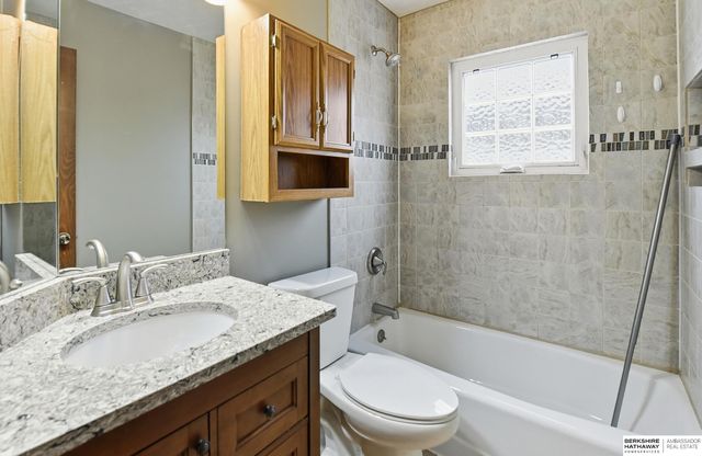 7211 Park Crest Drive, La Vista, NE 68128