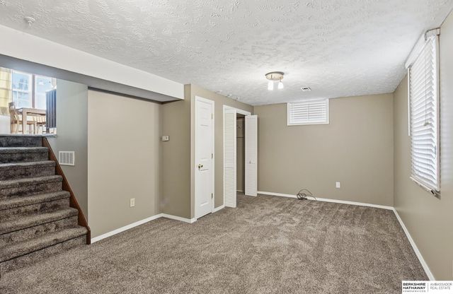 7211 Park Crest Drive, La Vista, NE 68128