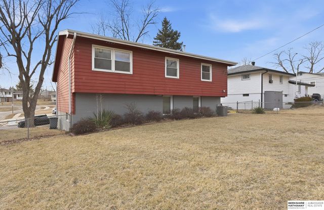 7211 Park Crest Drive, La Vista, NE 68128