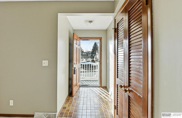 7211 Park Crest Drive, La Vista, NE 68128