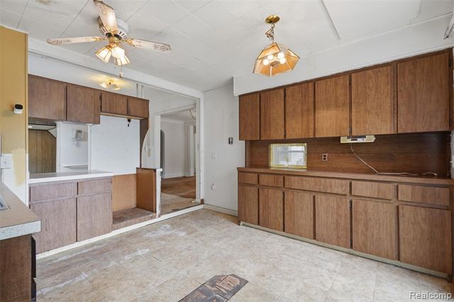 75 Preston Avenue, Waterford, MI 48328