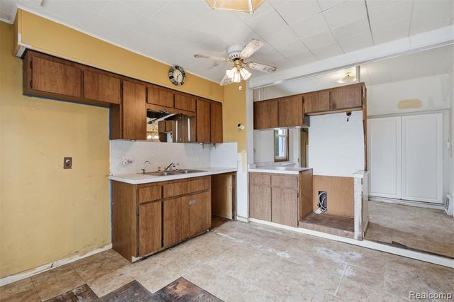 75 Preston Avenue, Waterford, MI 48328
