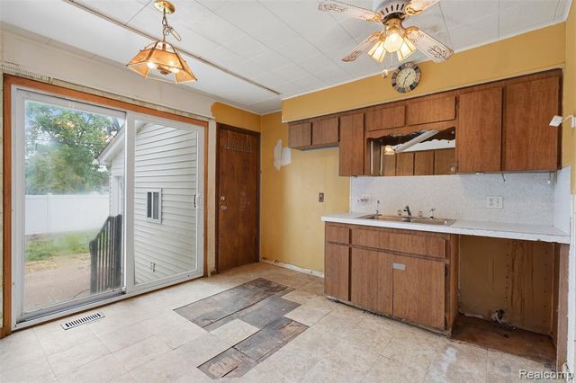 75 Preston Avenue, Waterford, MI 48328