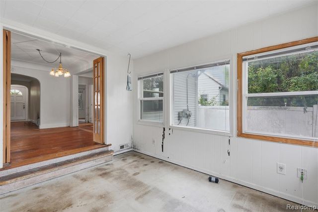 75 Preston Avenue, Waterford, MI 48328