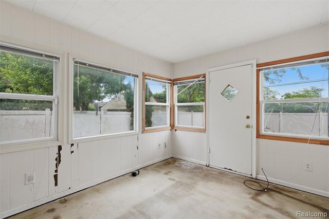 75 Preston Avenue, Waterford, MI 48328