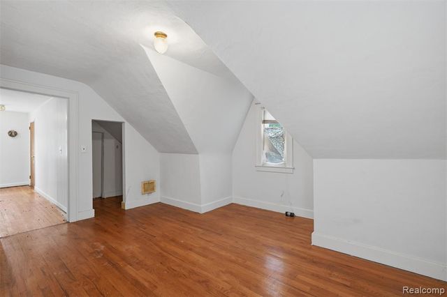 75 Preston Avenue, Waterford, MI 48328