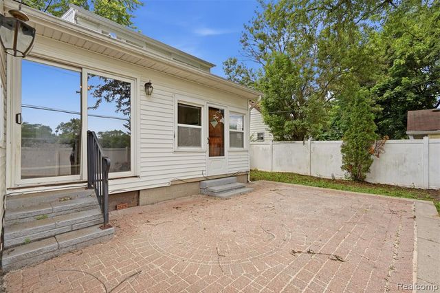 75 Preston Avenue, Waterford, MI 48328