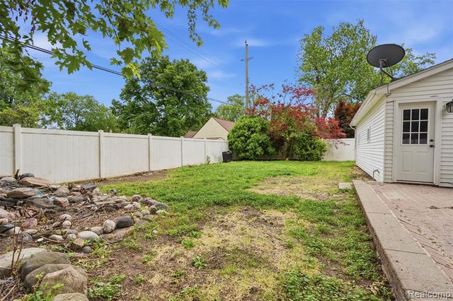 75 Preston Avenue, Waterford, MI 48328