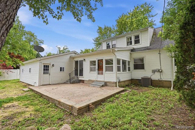 75 Preston Avenue, Waterford, MI 48328