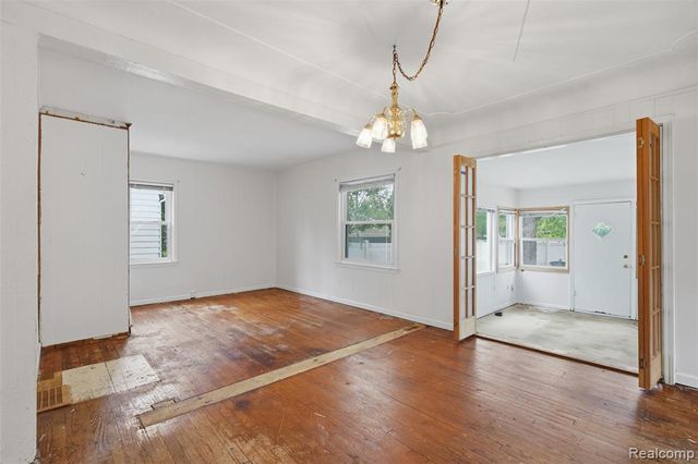75 Preston Avenue, Waterford, MI 48328