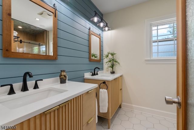 13 Glenview Rd, North Caldwell Boro, NJ 07006