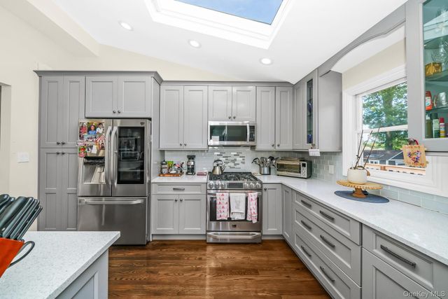 9 Wayne Place, Commack, NY 11725