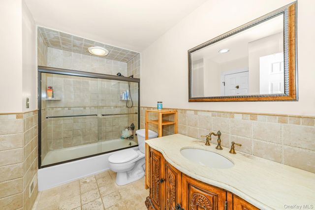 9 Wayne Place, Commack, NY 11725