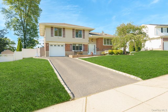 9 Wayne Place, Commack, NY 11725