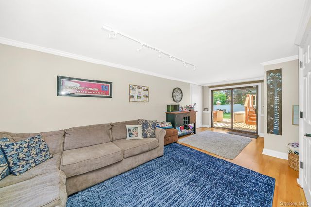 9 Wayne Place, Commack, NY 11725