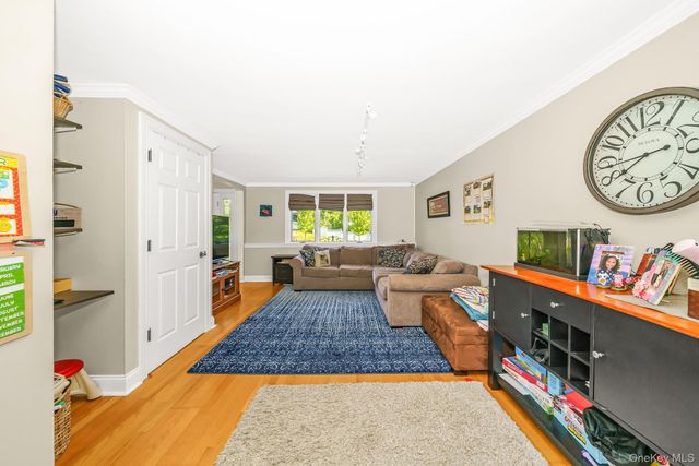 9 Wayne Place, Commack, NY 11725