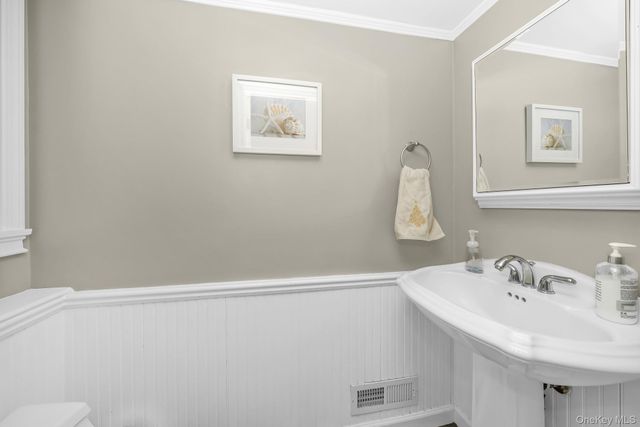 9 Wayne Place, Commack, NY 11725