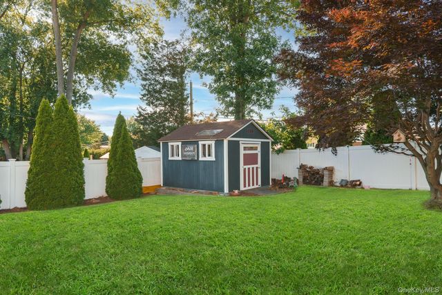 9 Wayne Place, Commack, NY 11725