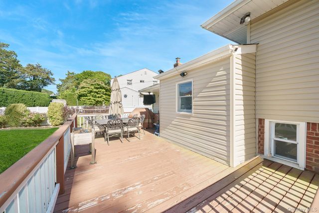 9 Wayne Place, Commack, NY 11725