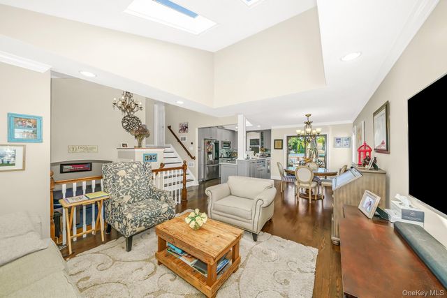9 Wayne Place, Commack, NY 11725