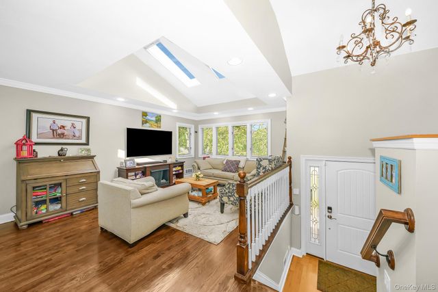 9 Wayne Place, Commack, NY 11725