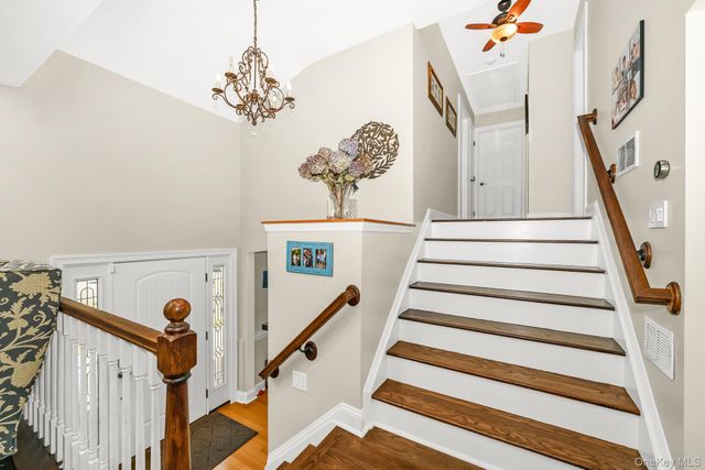 9 Wayne Place, Commack, NY 11725