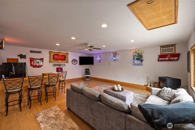 827 99th St S, Tacoma, WA 98444