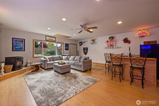 827 99th St S, Tacoma, WA 98444