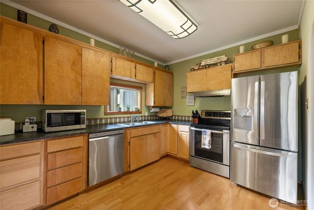 827 99th St S, Tacoma, WA 98444