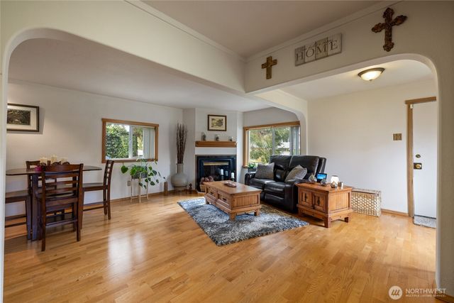 827 99th St S, Tacoma, WA 98444