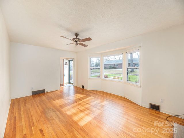 36 Woodgate Road, Asheville, NC 28806